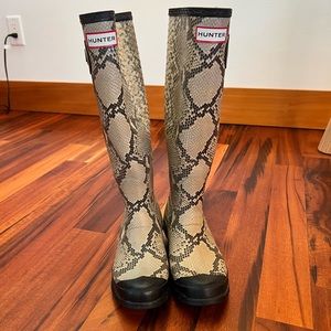 HUNTER CARNABY SNAKE PYTHON PRINT RAIN BOOTS– Fits Size 6